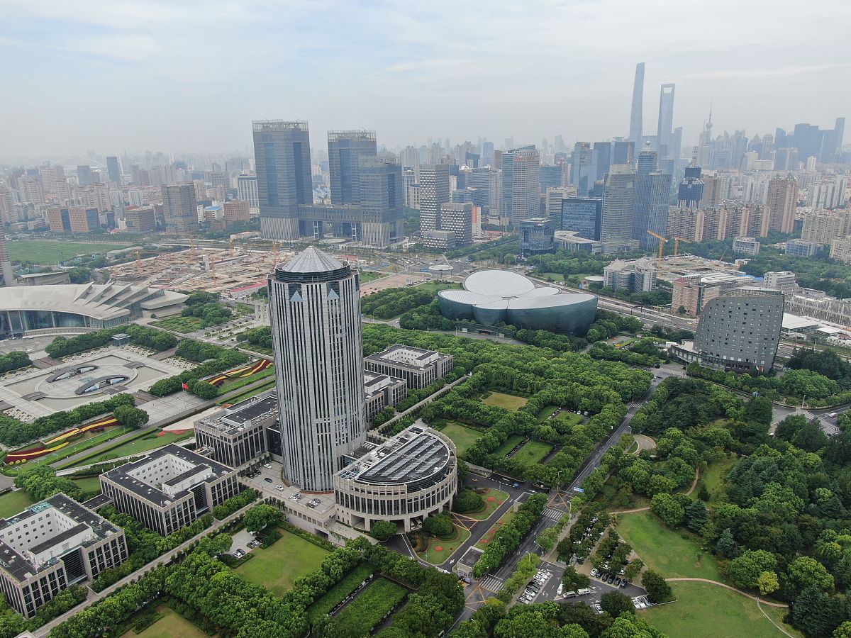 基于以上选题内容写出10个镜头的脚本