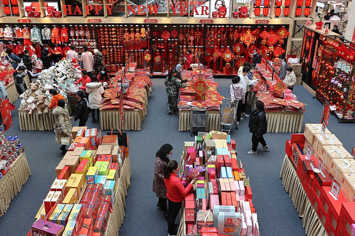 2021年1月31日,河南许昌,市民在胖东来时代广场选购新春饰品.