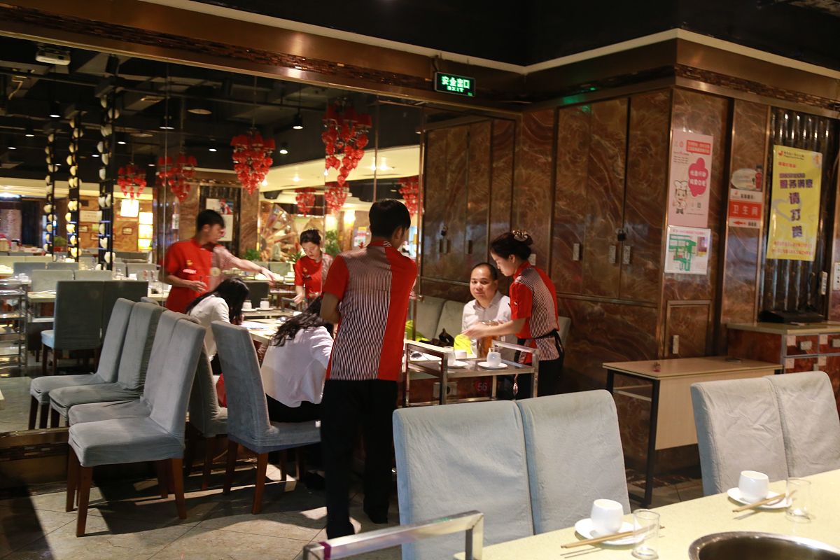 用一下材料 一篇1000字左右新闻稿 肇嘉浜路店为例目的吸引商户。题目突出运营冒菜不仅具有浓郁的香味和口味特色而且还能提供独特的健康饮食体验。因此越来越多的消费者选择冒菜作为自己用餐的首选。冒菜店的规模通常不大采用标准化带店模式无需大厨出餐快性价比高等特点正是因为这些特点使得冒菜成为了餐饮新风口。冒菜能够为顾客提供更加多样化的美食选择并且由于其制作简单易操作让人更容易上手；其次相比传统中式菜肴冒菜