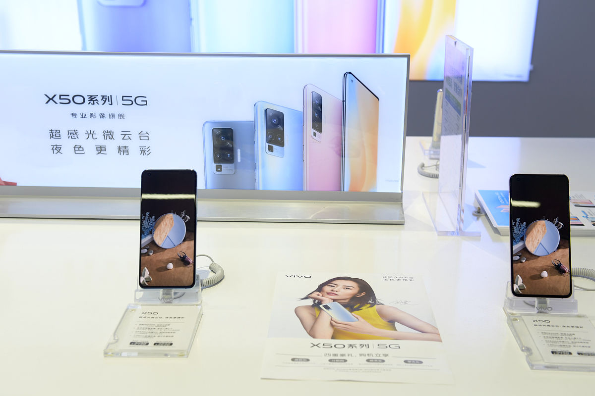vivo品牌产品包括智能手机、平板电脑、智能手表等 截至2022年8月进驻60多个国家和地区全球用户覆盖4亿多人研发覆盖深圳、东莞总部、北京、上海、南京、杭州、西安等。2011年11月vivo发布首款智能手机；2019年3月vivo发布子品牌iQOO宣传生而强悍探索不止理念帮我用200字详细描述