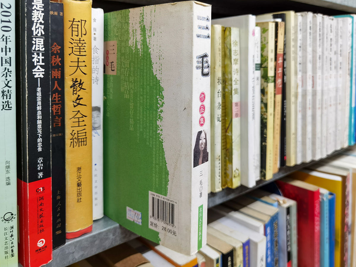 给我推荐5本书1 《活着》 余华2 《百年孤独》 加西亚·马尔克斯3 《简·爱》 夏洛蒂·勃朗特4 《围城》 钱钟书5 《1984》 乔治·奥威尔推荐5本让思想升华的书