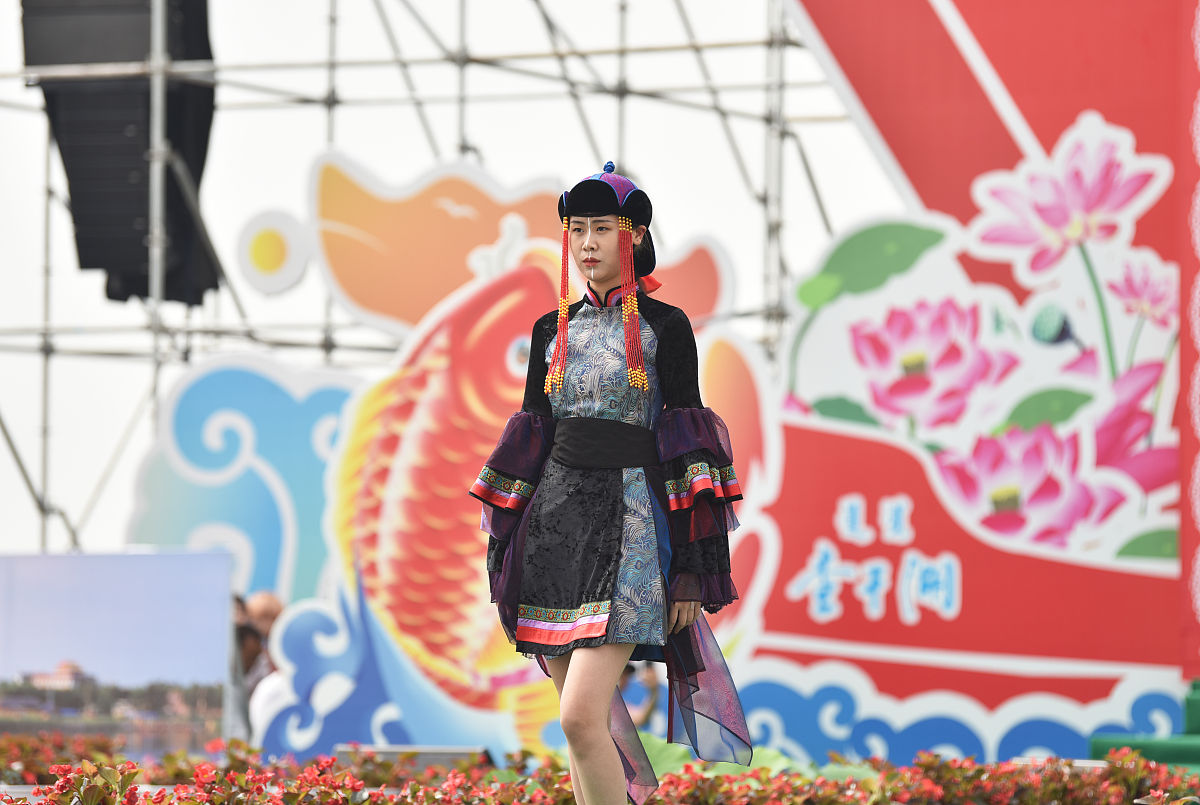 2021年7月10日,吉林松原,查干湖,独具地域特色的蒙古族服饰展.