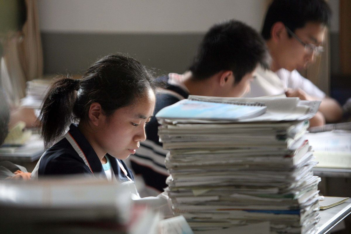 2010年5月25日,山东青岛三中高三年级,考生们为高考做最后冲刺.高摞的