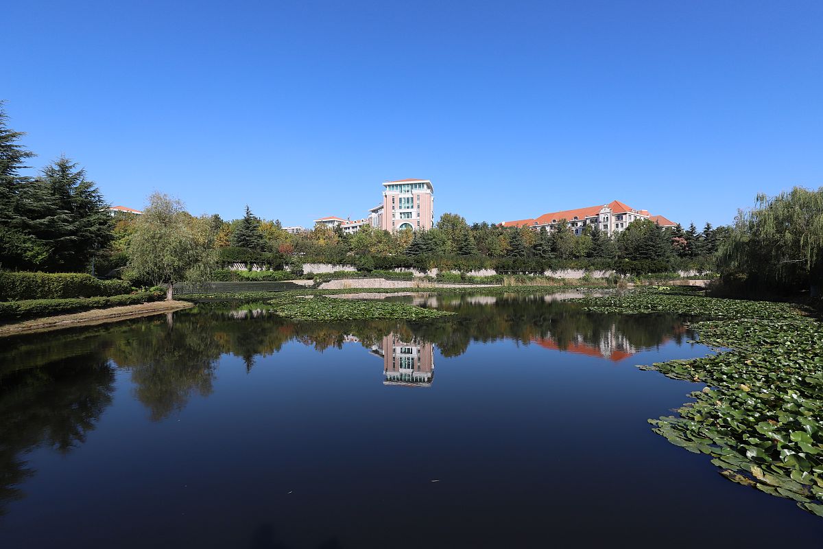 2020年10月17日,青岛,中国海洋<strong>大学</strong>崂山校区初秋校园.
