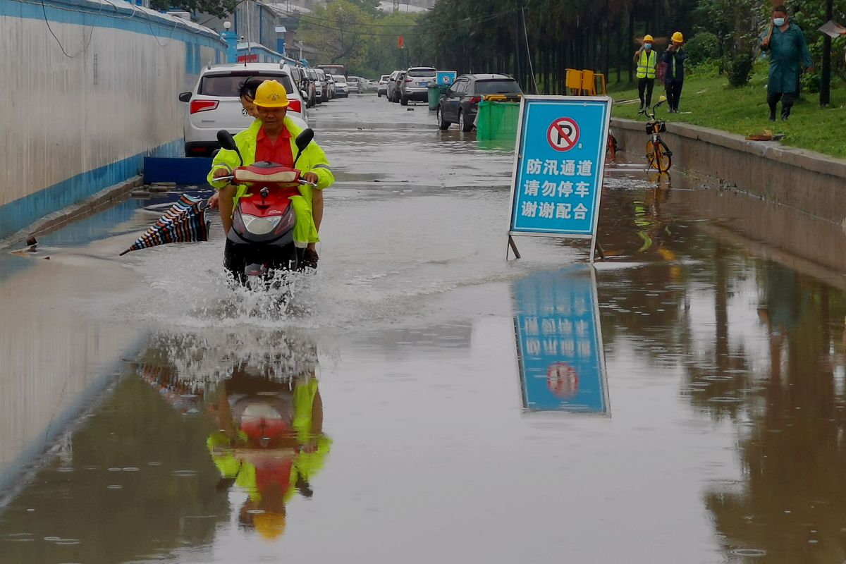 写一篇题目为《基于脆弱性的城市轨道交通防汛影响分析》的研究生毕业论文