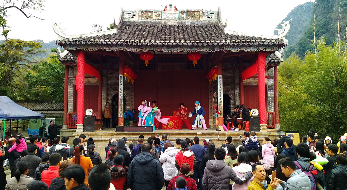 写一篇桂林市叠彩区具有800多年历史桂剧戏台休闲聊天下棋的八角塘激情人文历史的介绍好吗？