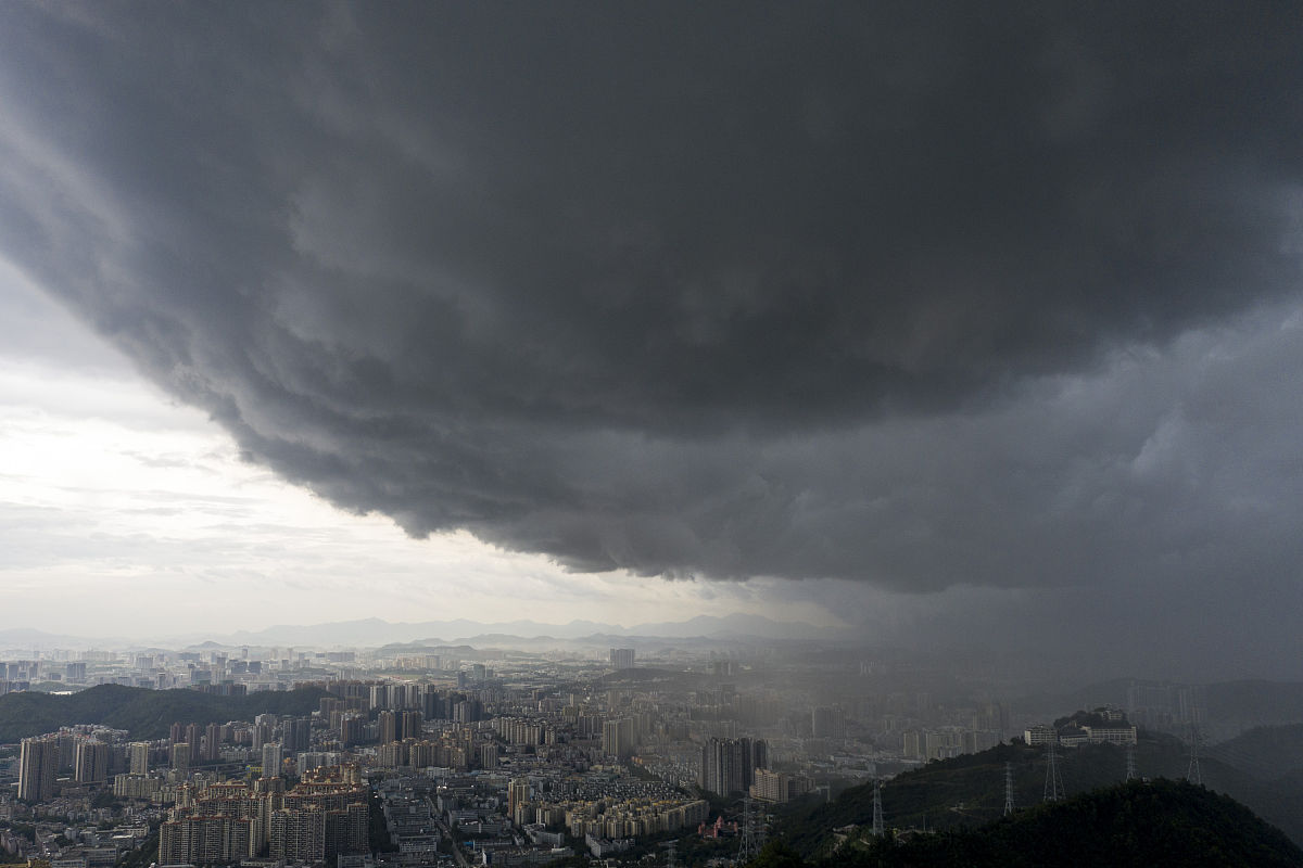 2020年8月18日,今年第7号台风"海高斯"渐渐逼近广东西部沿海,受其云系