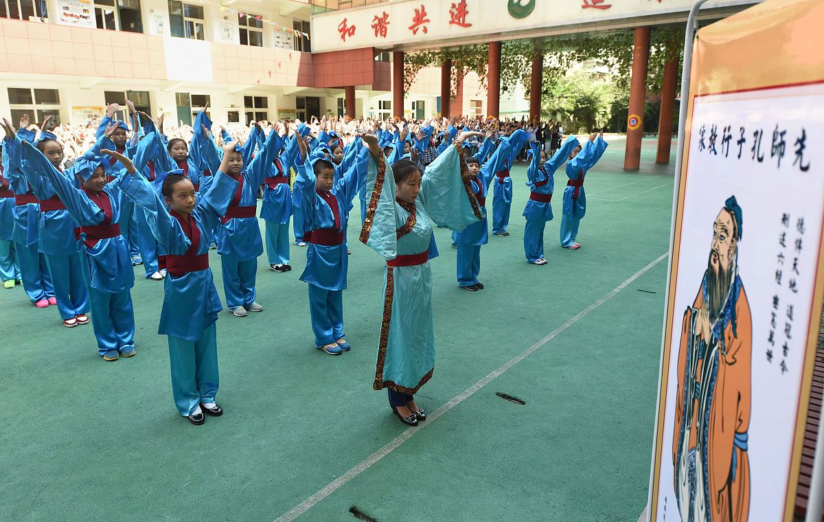 用中文翻译下列话语：As a sixth-grade student I would like to share some tips on how to behave in a public place Here are my top picks1 When visiting a museum or art gallery please do not touch the exhibits and