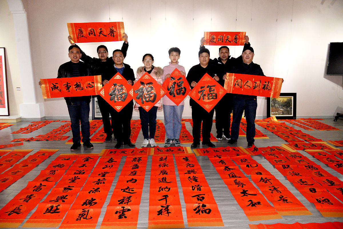 2021年2月3日,山东聊城,茌平美协会员进企业写书法.