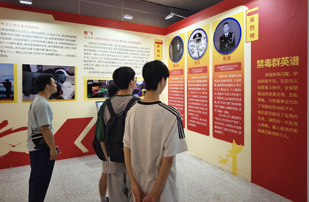 观摩师哥师姐的汇报演示给我提供了很好的学习参考；在公司企业的参观中听企业老师讲解了我们行业的发展方向以及看到了许多案例产品对我们的专业学习和未来职业规划有着重要的指导意义； 在军校纪念馆的参观中跟随讲解员的脚步了解了保定军校的历史也接触到了vr交互展示屏许多文物可以进行动态的演示。总结和自评实践学习情况：