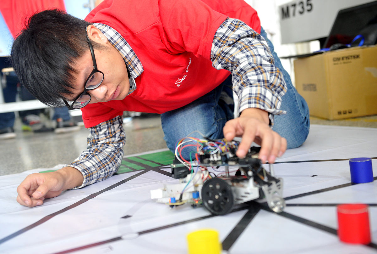 EV3足球射门机器人 每人轮流按一下传感器 看一看鳄鱼的嘴巴什么时候咬下来 课程教案 教学目标：1情感态度价值观 2知识技能目标 3过程与方法 重点难点 教学准备 教学设计 教学反思