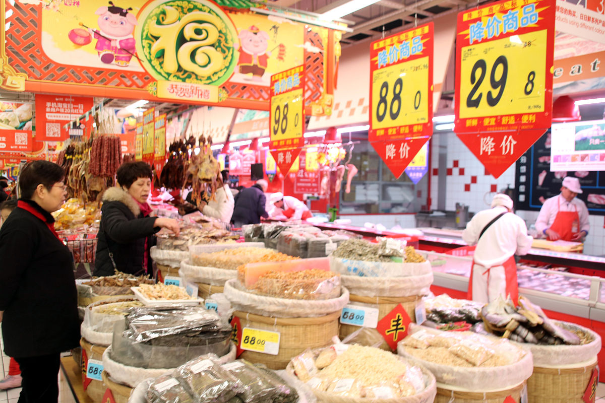 2019年1月20日,苏州市民在一家大型超市的"年货大街"选购年货.