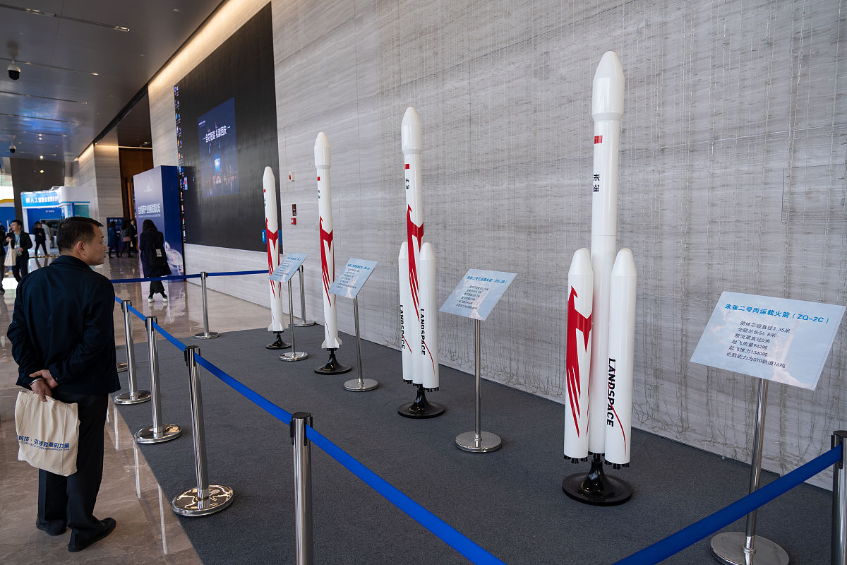 SpaceX火箭中国民营火箭中国火箭NASA火箭为题写一个有争议的话题