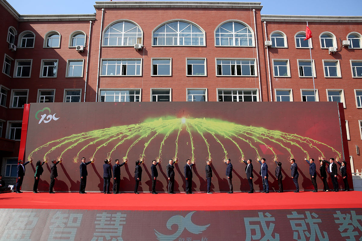 请杨凌职业技术学院新校区建设项目开工仪式上适合负责项目设计单位领导人讲话的演讲稿。演讲稿需要800字需要切合项目开工仪式上的喜悦的氛围且能够体现出设计单位在杨凌职业技术学院项目上的心血。