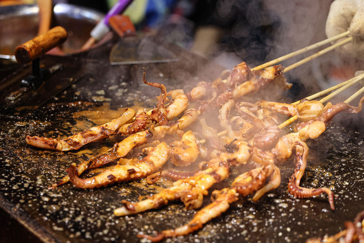 揭秘夜市爆款铁板鱿鱼背后的秘密，你真的敢吃吗？