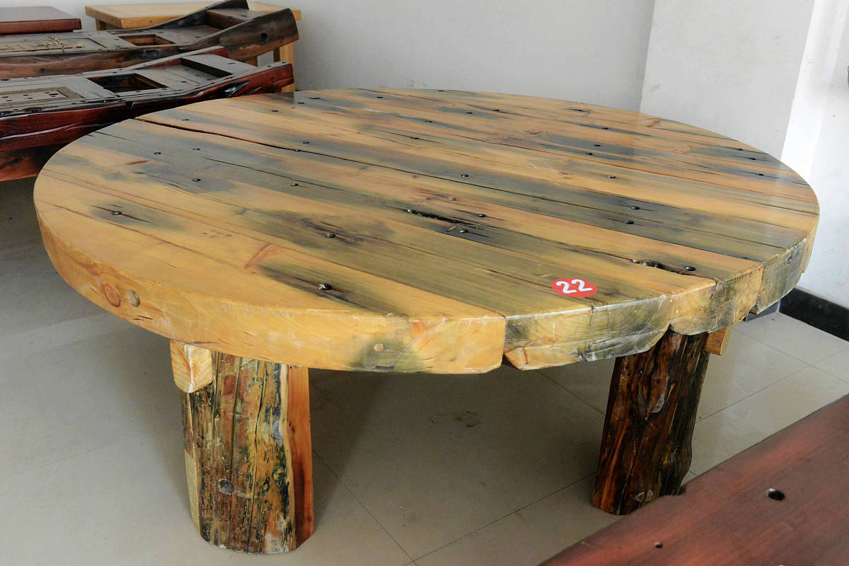 圆桌圆桌是指形状为圆形的桌子通常用于会议、聚会、用餐等活动。在历史上圆桌也常被用作王权象征例如亚瑟王和他的骑士们在圆桌周围团聚的传说。在现代生活中圆桌也可以象征着平等、和谐和共同决策等价值观。PVC板圆桌的制作过程心得与体会作为一种常见的圆桌材料PVC板具有轻便、易清洁、耐用等优点制作过程也相对简单。以下是我在制作PVC板圆桌时的心得与体会：1 选择合适的工具：制作PVC板圆桌需要使用锯、钻、打磨