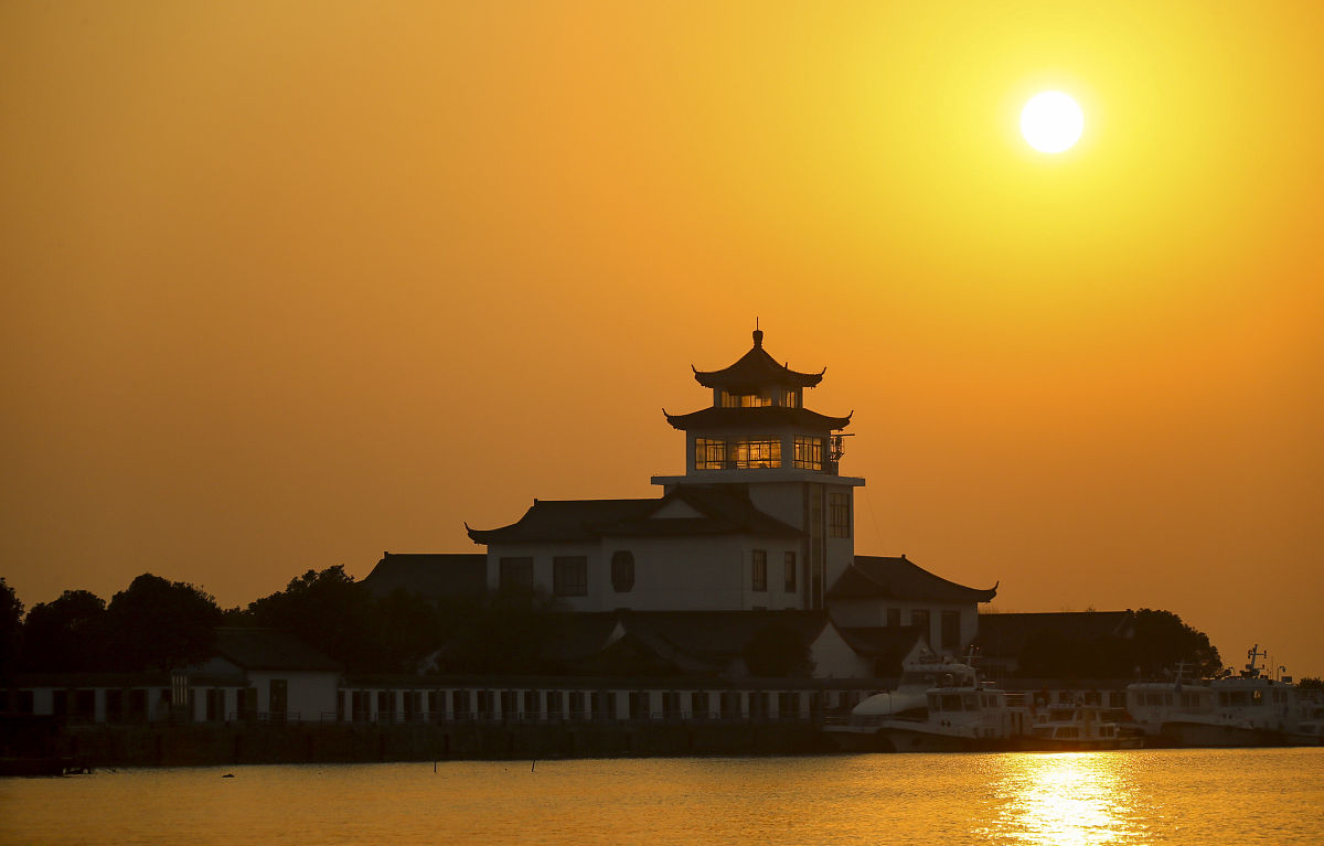 2021年12月29日,江苏淮安,落日余晖洒满洪泽湖.