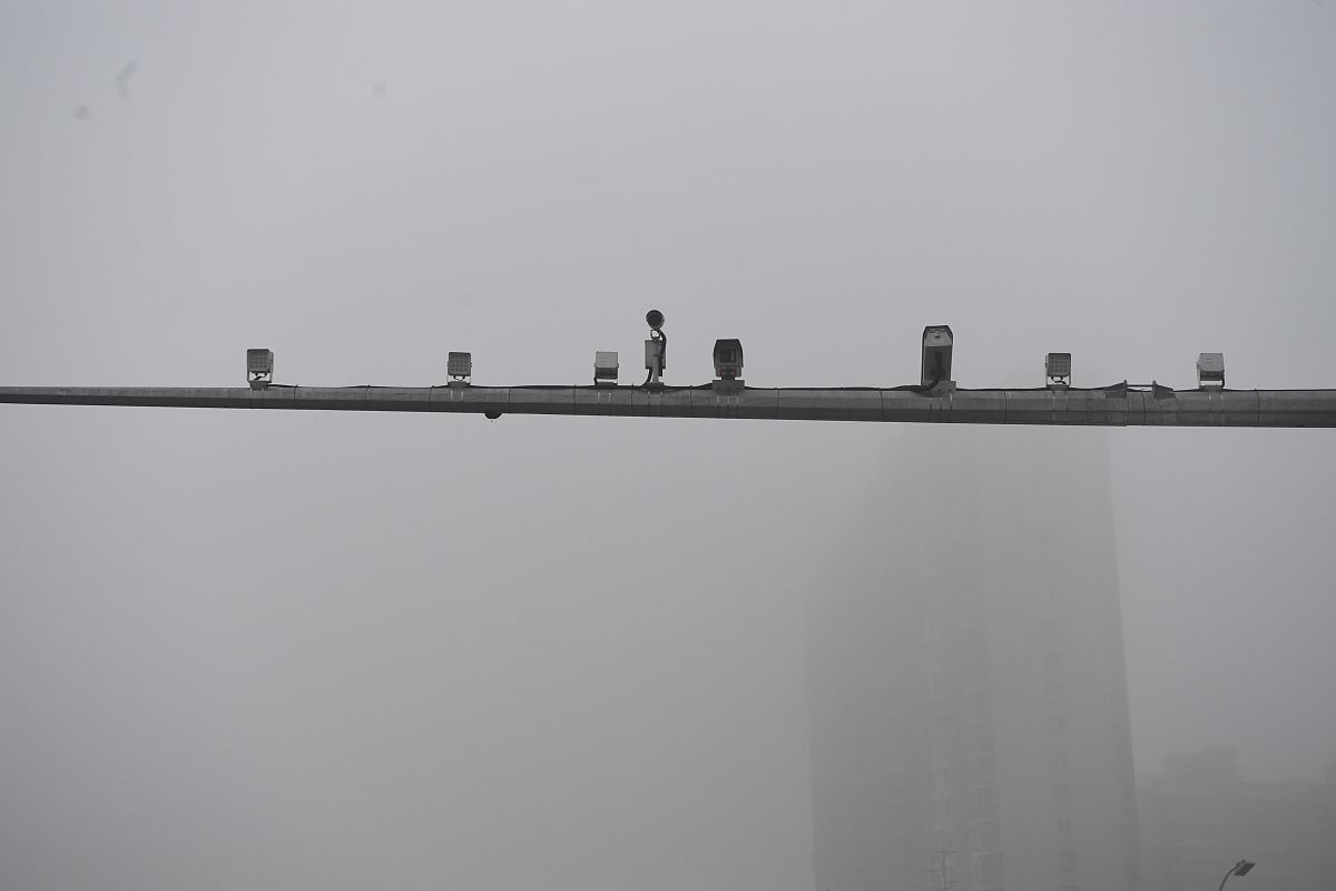 2021年11月5日,北京发布大雾橙色预警,受大雾影响北京多条高速部分路