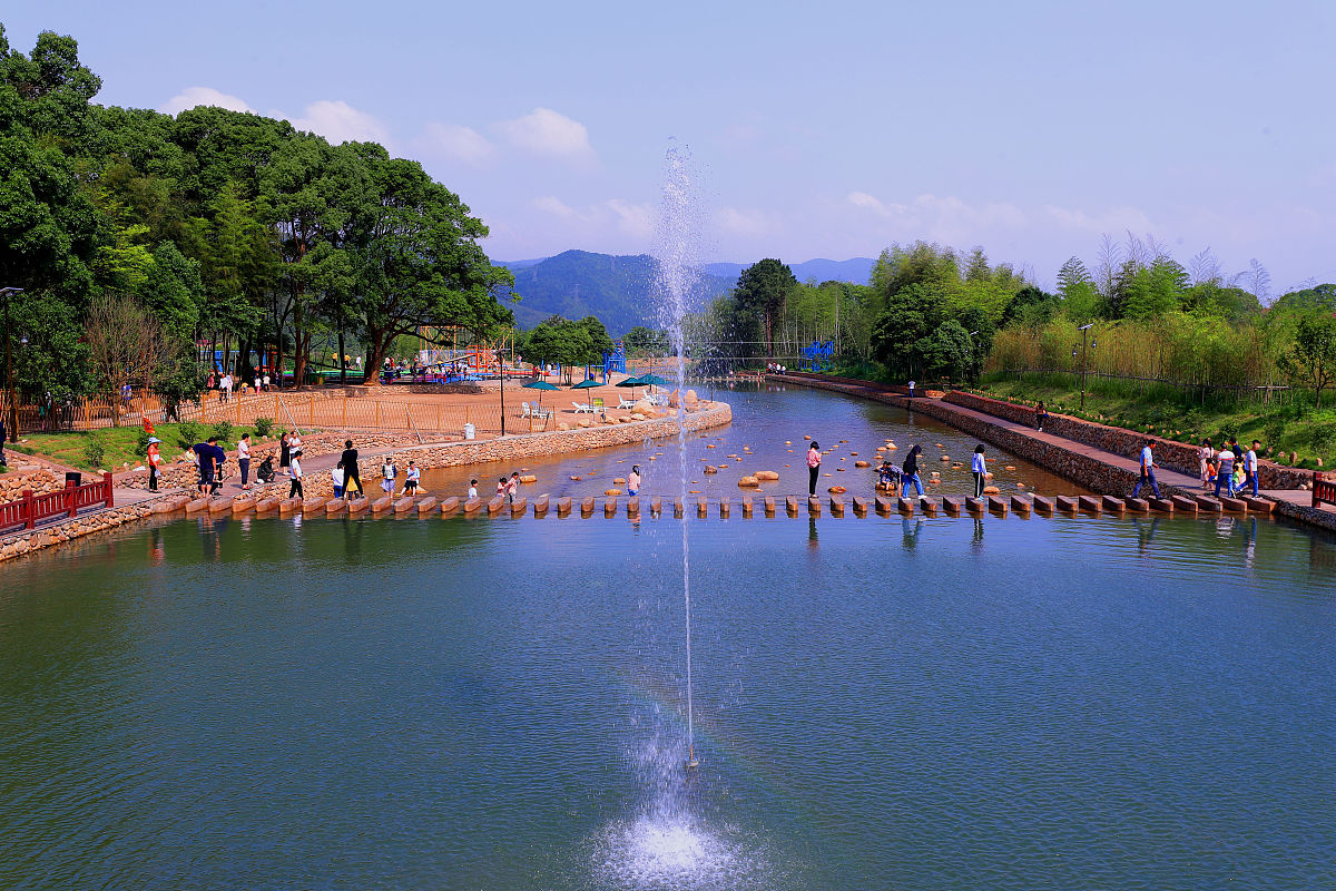 我国全域旅游与乡村旅游、旅游产业收入、旅游基础设施之间的关系