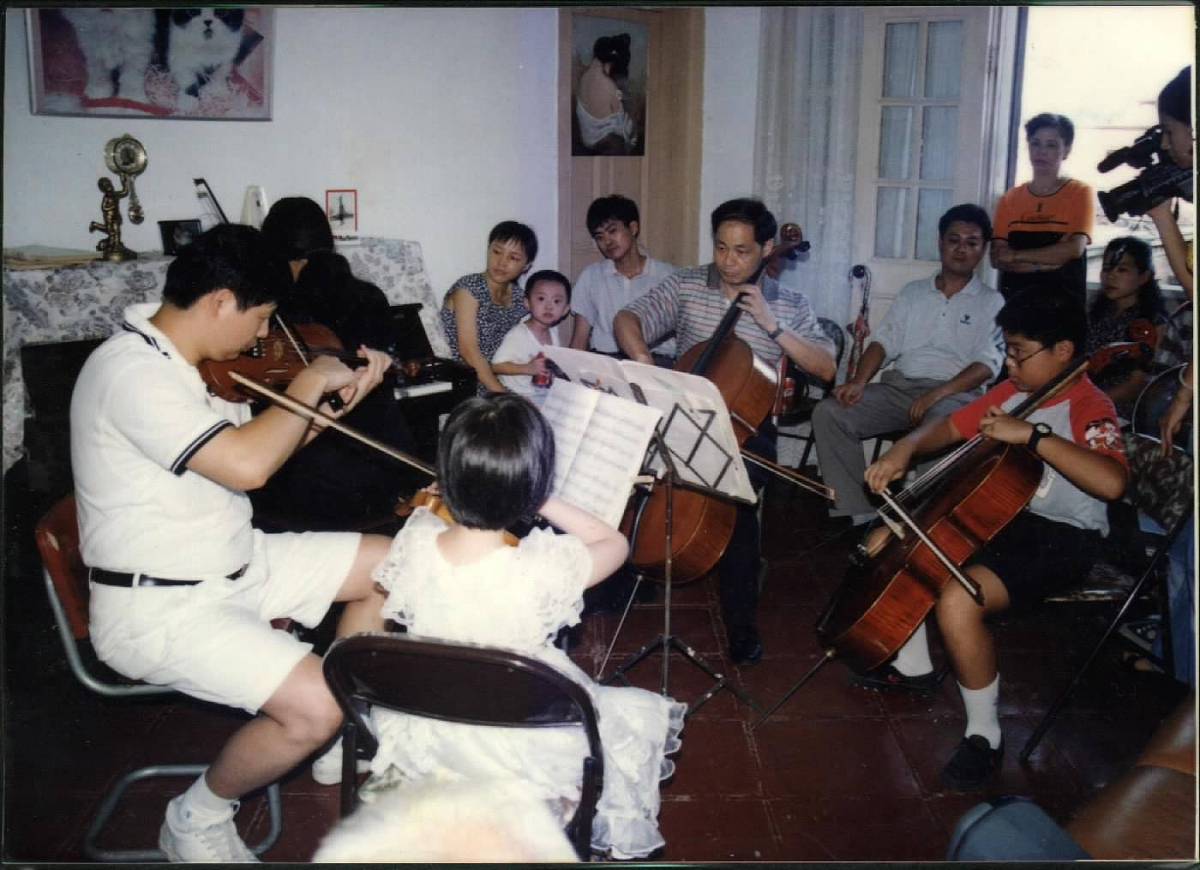 时光的车轮向前进行时间来到三百年后。小轩的那个时代和朝代早就已经过去时间来到了华国的现代。这是一个新的时代。滨海滨海音乐学院。一位身穿黑色绣银线宽大旗袍的女子在台上优雅娴静地弹着琵琶。这位女子她叫王素盈。王素盈演奏着一首名为《杨柳心》的曲子。这首曲子是王素盈写的描写了拂堤杨柳十里春烟的美景。但是这首曲子欢快中带着忧伤。特别是最后的唱词：但愿四海无尘沙有人卖酒仍卖花。拂堤杨柳春烟醉十里桃花映晚霞。王