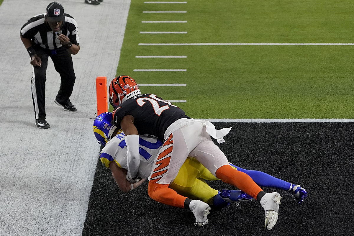 los angeles rams wide receiver cooper kupp pulls in a touchdown 