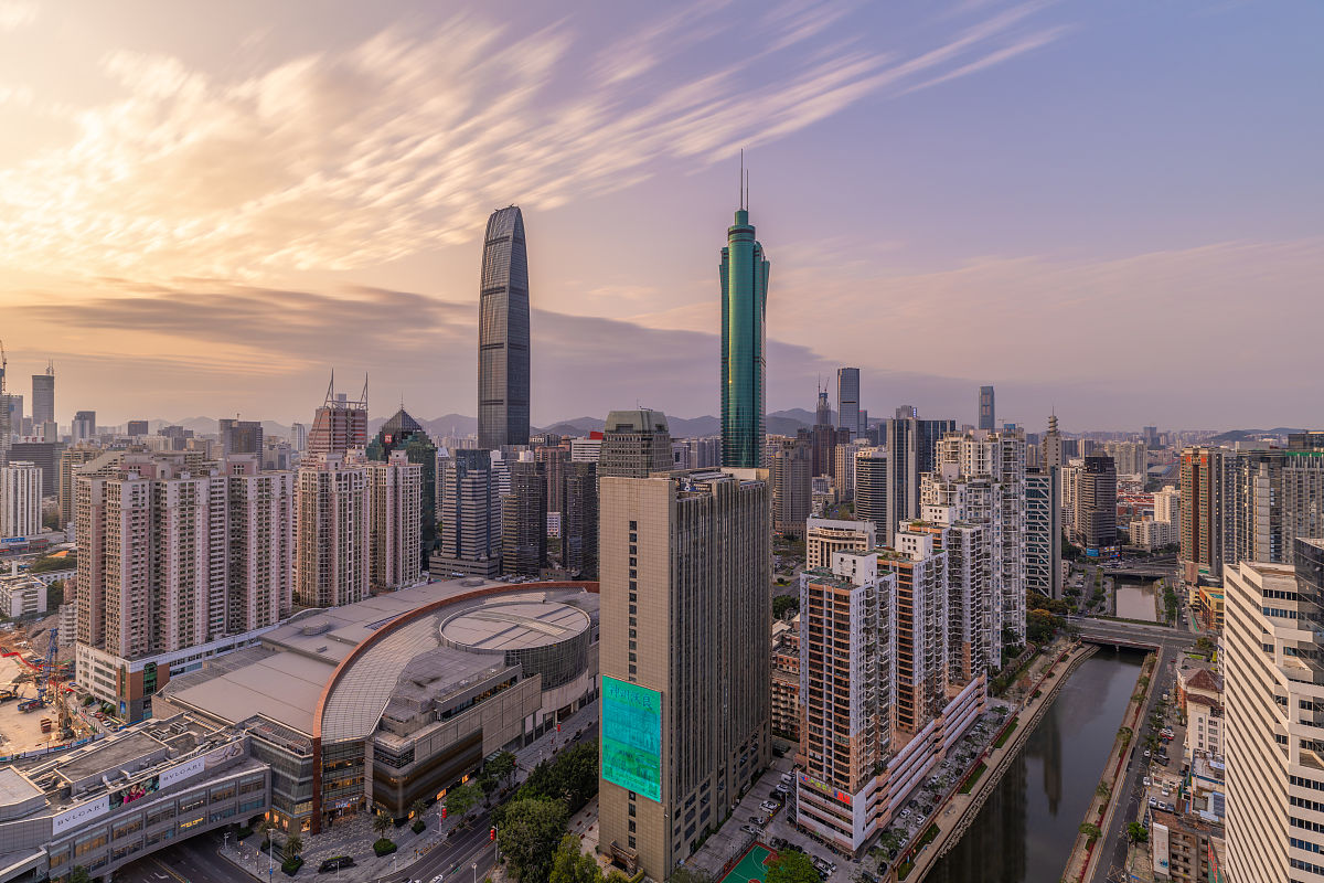 2021年02月25日,广东省深圳市,罗湖区城市天际线日落风光.
