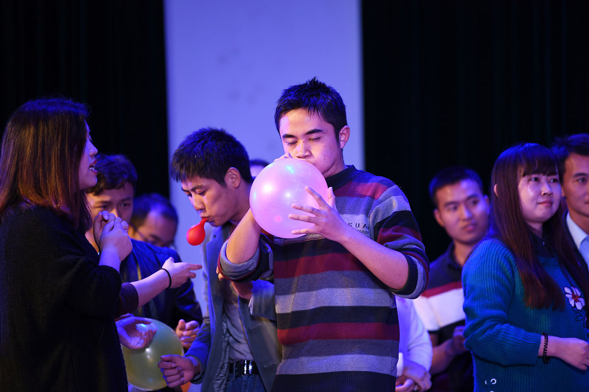 古城墙下的旗语猜谜：嘉宾智斗士兵暗号