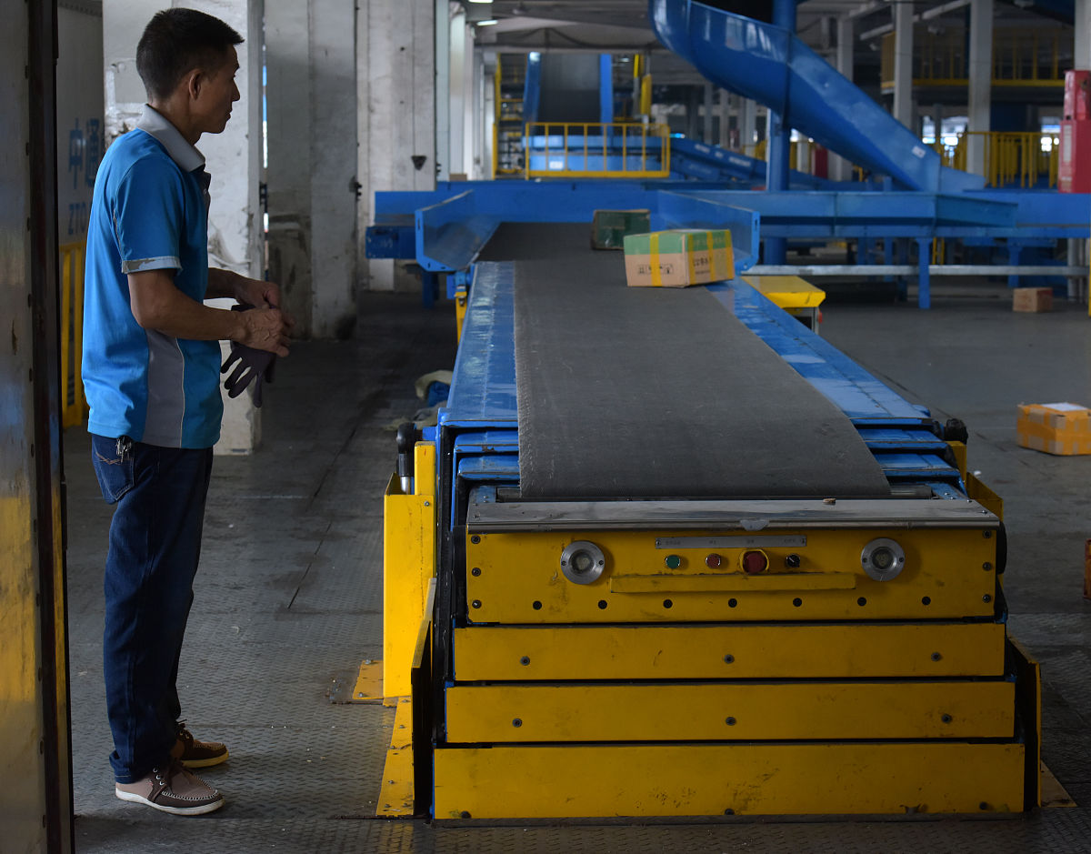 转弯机和伸缩机介绍：提高物流效率的利器