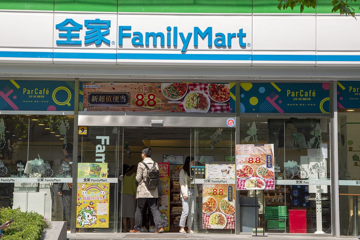 请写出10句全家便利店的slogan为全家打造一个人设比如邻居方向是能够表现出全家是贴心可信赖、便捷距离近字数在10字以内