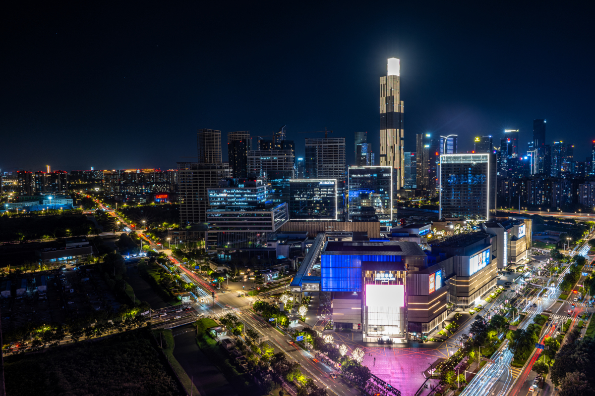 2025年8月14日,南京,金陵天地夜景与紫金金融大厦同框