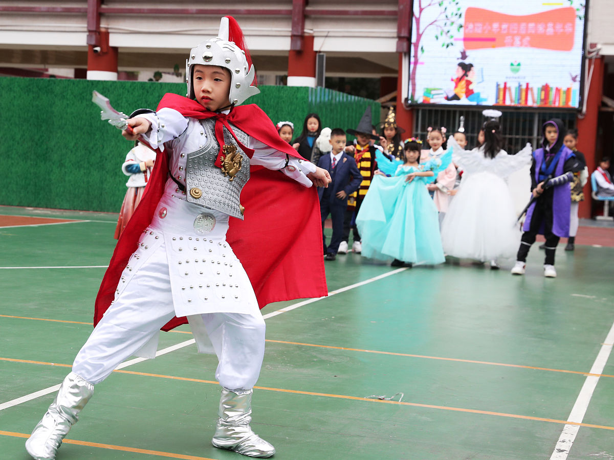  2021年11月12日,广西桂林,榕湖小学举办校园"阅读嘉年华"活动,师生们