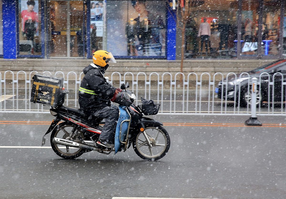 2019年3月21日,快递小哥在吉林延边安图县城冒雪送货.