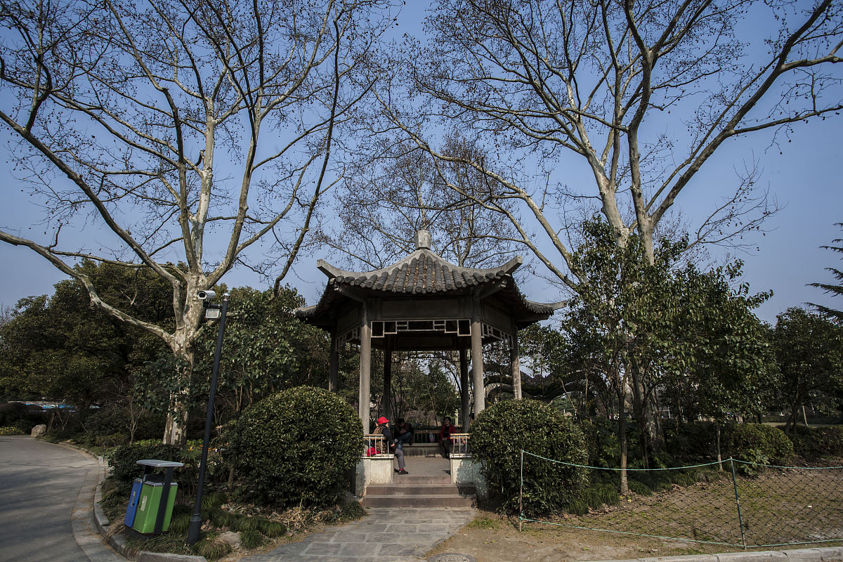 上海动物园位于上海市长宁区虹桥路2381号,紧邻上海虹桥国际机场.始建