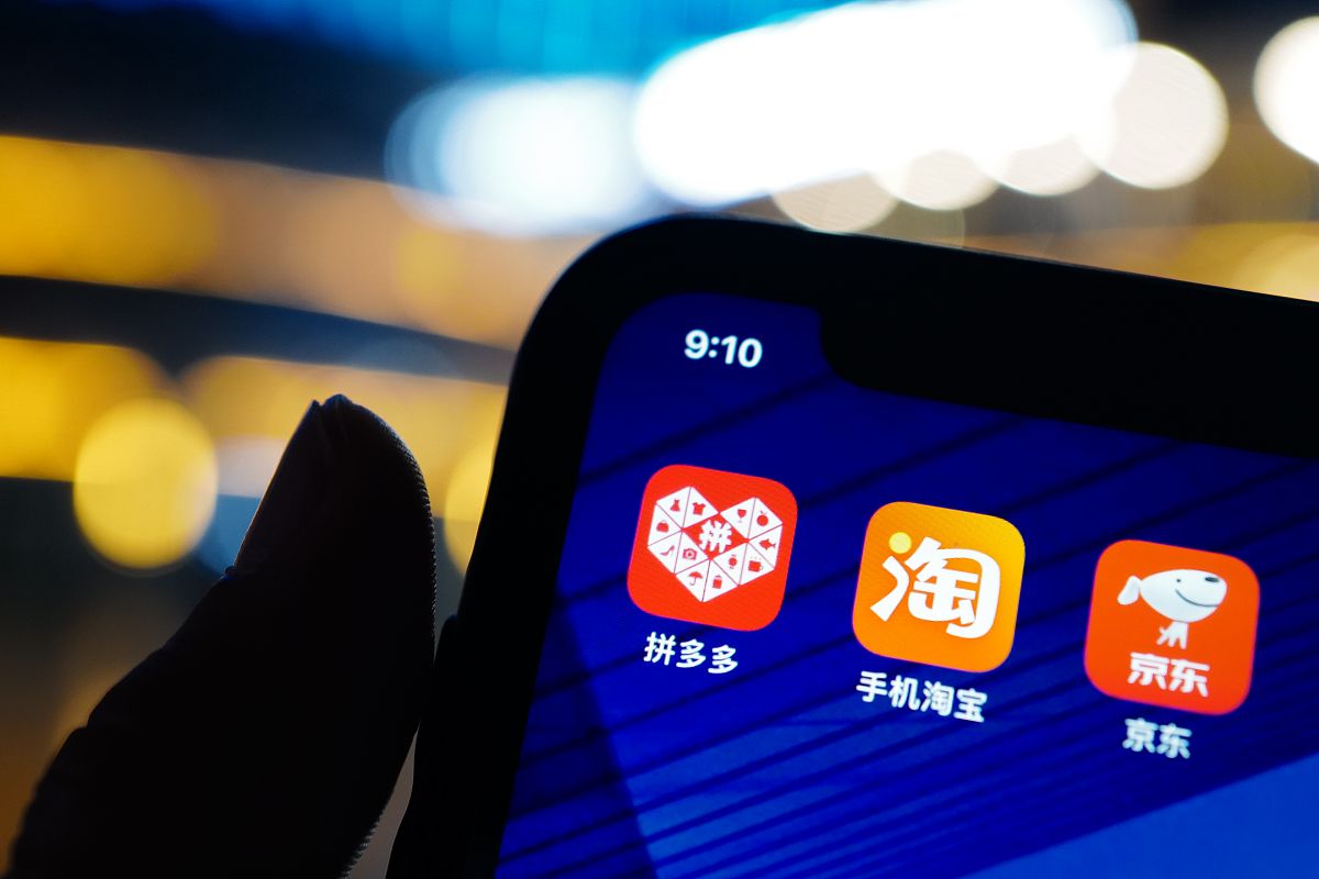 请参考以下内容重新生成一篇800汉字的原创文章。主题是：《拼多多总部》语言要幽默口语化。淘宝和京东之前不看好的拼多多现在已经紧紧跟上他们的步伐了拼多多为什么成长的速度这么快呢拼多多虽然成长的速度比较快差评也是比较多的拼多多总部地址在哪里有联系方式吗拼多多总部地址在哪里？拼多多总部联系方式是什么？ 拼多多总部位于上海市长宁区娄山关路533号金虹桥国际中心北楼28楼。拼多多的总部看起来还是非常具有科