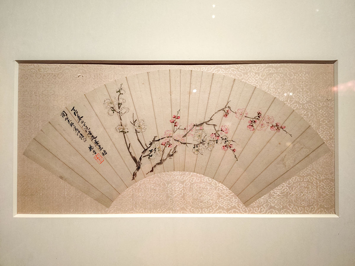 2022年1月20日,北京,中国国家博物馆,清·杨晋,扇面《双色梅花图》,梅