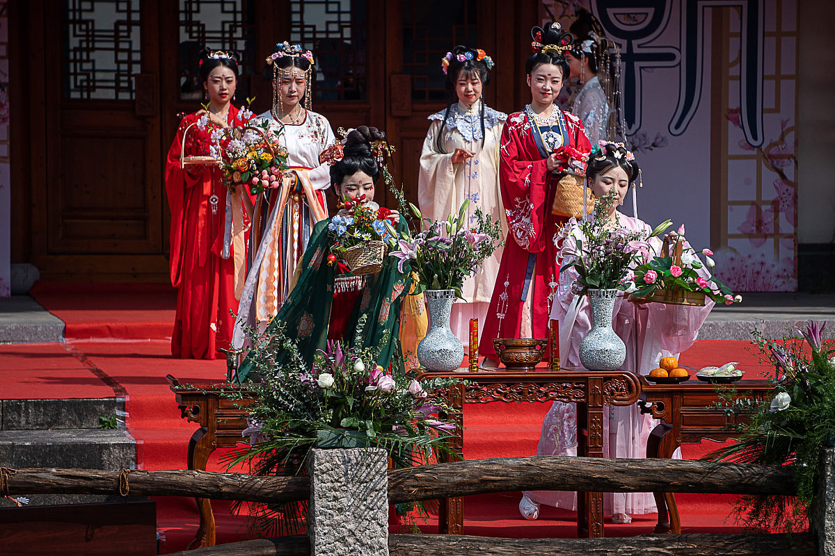 对花见小馆这部画剧的演出百字评价