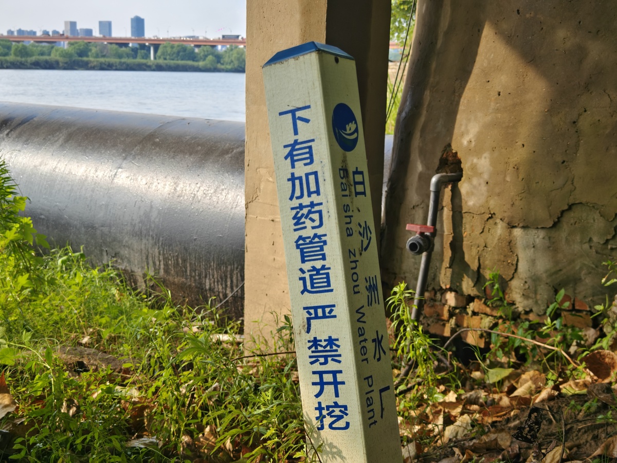 以学术化的内容适当增加或者删除内容并进行总结：1本次污染区的底部仅有1到2个含水层监测井至少应覆盖1个含水层并且每眼监测井应至少采集分析3个不同深度的地下水样品；2污染区至少应有6个地下水监测点其中包括1个地下水背景监测井点位以及5个污染扩散监测井点位；3充分考虑监测井的代表性布点的科学性对现有的监测井进行充分利用如果现有监测井不能满足数量与质量要求则需增加监测井；4可以根据场地地形、自然环境以及