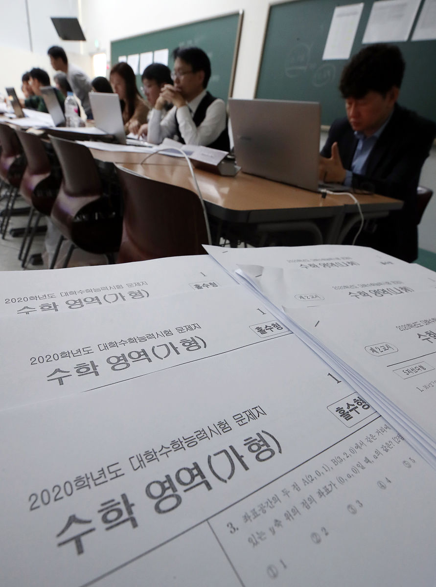 当地时间2019年11月14日,韩国首尔,韩国高考日到来,当地一所学校的老
