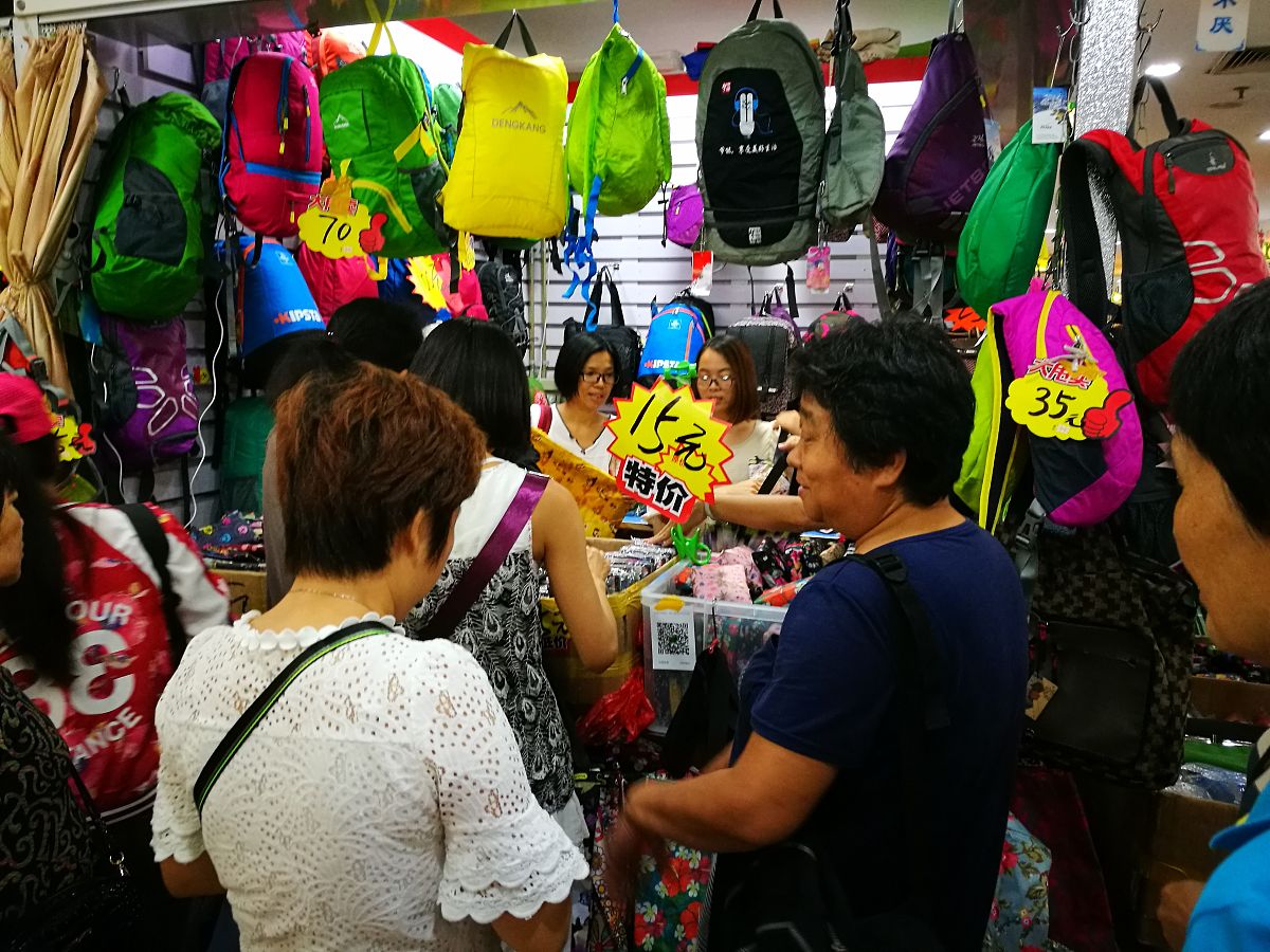 2017年9月11日,北京,天意小商品批发市场内人头攒动.