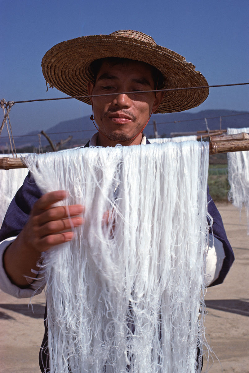 以《湖南米粉以及蕴含其中的饮食文化》为题写一篇论文；具体要求如下：2摘要：中文摘要字数应在300字左右英文摘要与中文摘要内容要相对应；3关键词：关键词以3—5个为宜应该尽量从《汉语主题词表》中选用分号隔开；4正文：正文要符合一般学术论文的写作规范内容层次分明数据可靠文字简练观点正确能运用现代经济学、管理学的分析方法并能学会利用计量经济学、统计学等相关工具对所涉及的问题进行分析文章主体字数为4000