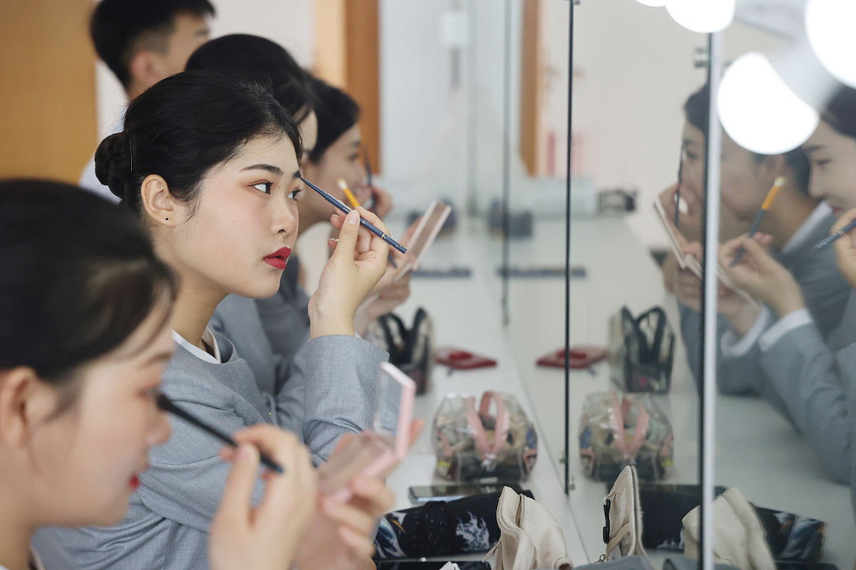 现在要针对抖音上想学习化妆的人群生成1篇适合抖音口播文案标题是嘉兴美甲培训机构哪家好；文案格式是开头两句话要引起学生兴趣的陈述句开头的语句不能和上一篇文案相同要引起想学化妆的这些人的共鸣内容部分针性格比较好学的学员他们关心的问题做一段描述比如学费结尾要用隐晦的话术吸引学员来咨询字数130个字