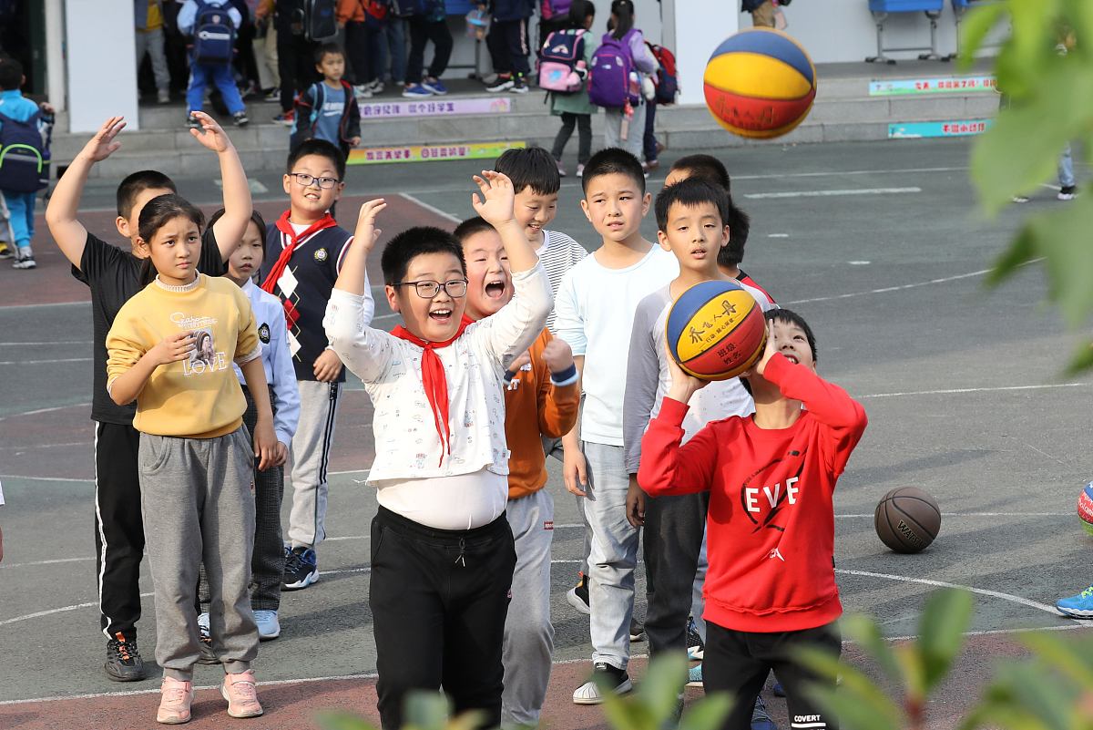 茶叶策划方案 第一集一、短视频名称《春饮花茶解春愁》二、短视频拍摄背景茶不仅是艺术还是文化更是传承。中国式茶饮市场潜力巨大年轻群体对它的热情不断上涨希望通过短视频的形式普及相关的茶叶知识促进品牌茶文化的推广以及茶叶竞争力与影响力不断提升。三、短视频拍摄目的通过策划吸引观众关注抖音号。因为茶叶普及知识的抖音号严重同质化本系列短视频创新点在：情感、茶室与音乐相结合吸引粉丝后再进行茶叶的推广。四、短视频