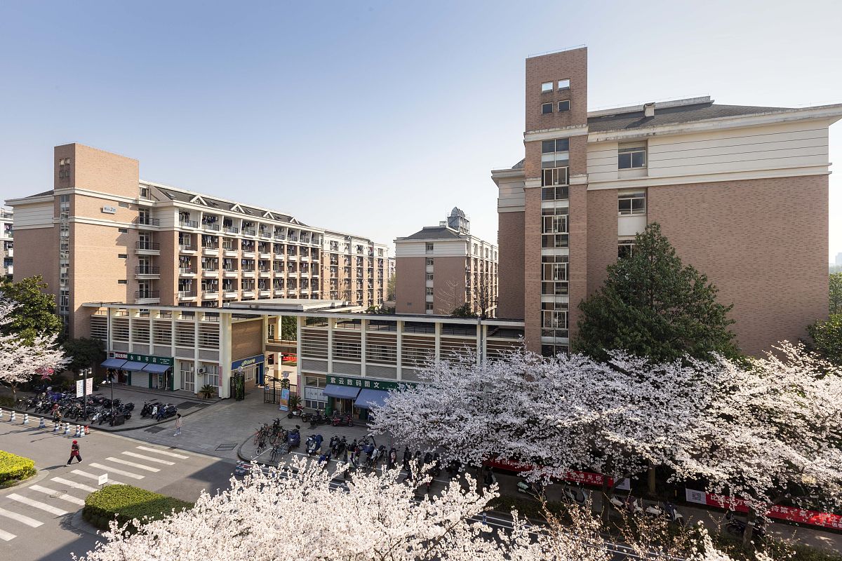 2021年3月23日,杭州,浙江大学紫金港校区云峰学园樱花绽放.