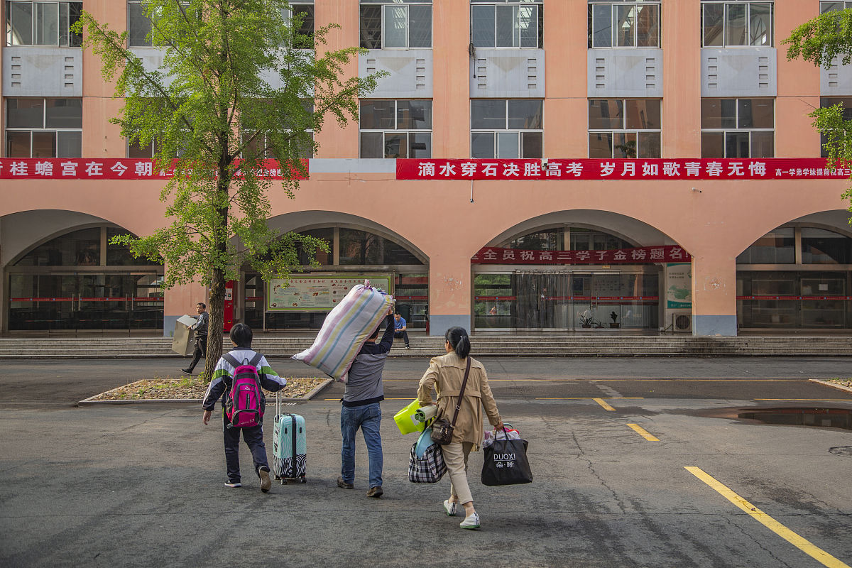 2019年6月8日,在山东省日照市实验高中考点,考试结束后,学生们前往宿