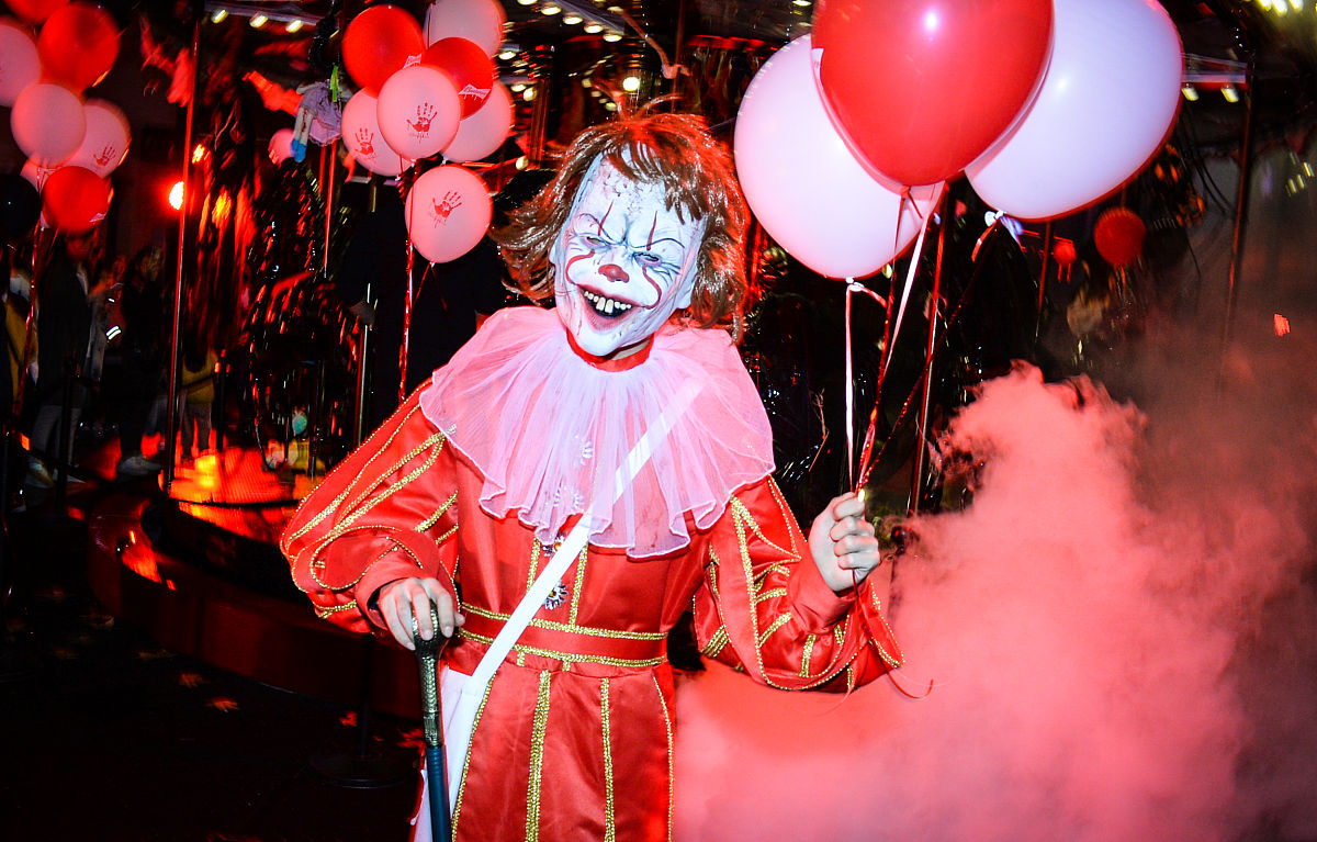 你帮我写一个正能力的中国古代恐怖故事字数在1000