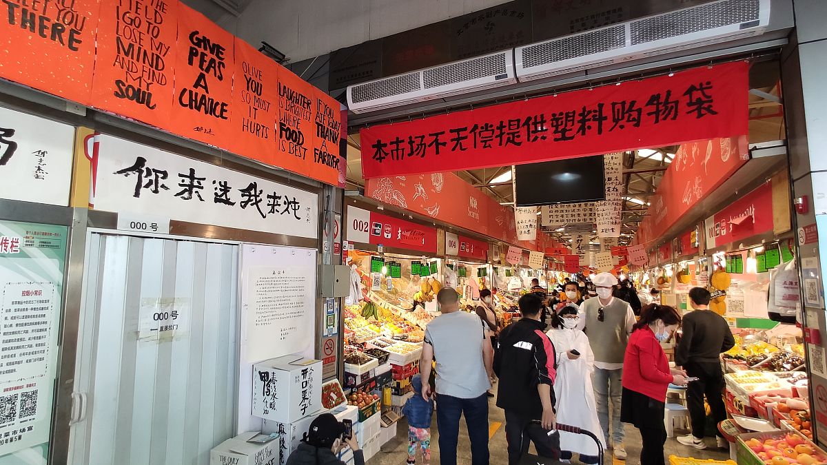 2021年5月5日,北京三源里菜市场成了"民以食为天"的展厅,近百幅著名艺
