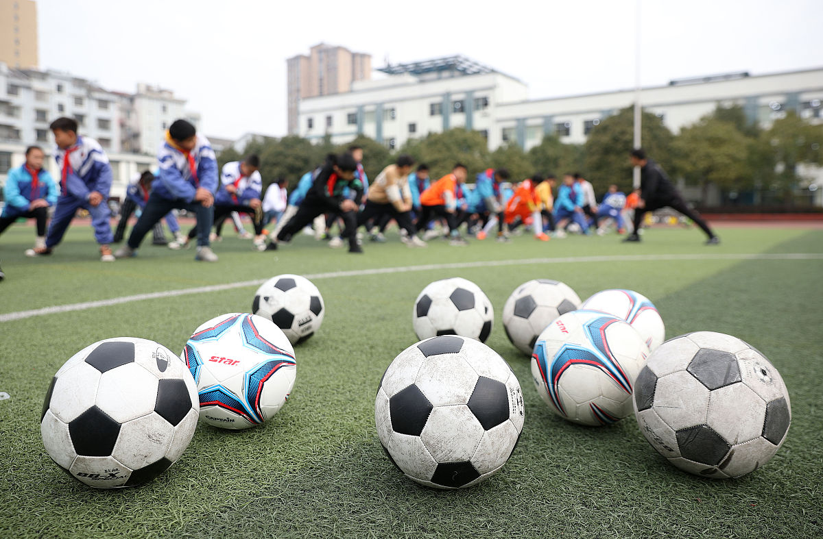 小学校园足球梯队建设方案加上足球训练计划不少于10000字