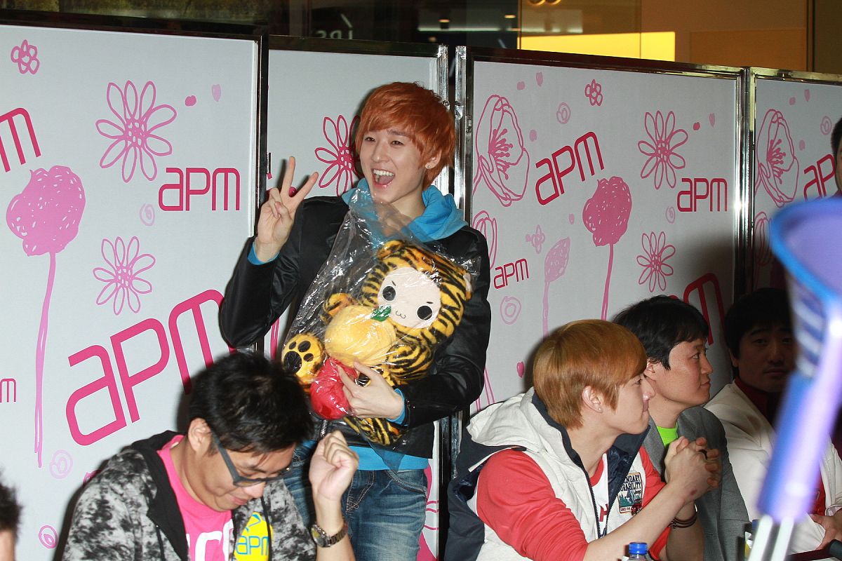 2011年2月23日,香港,韩国男子组合u kiss出席活动.u kiss+++_+++u kis