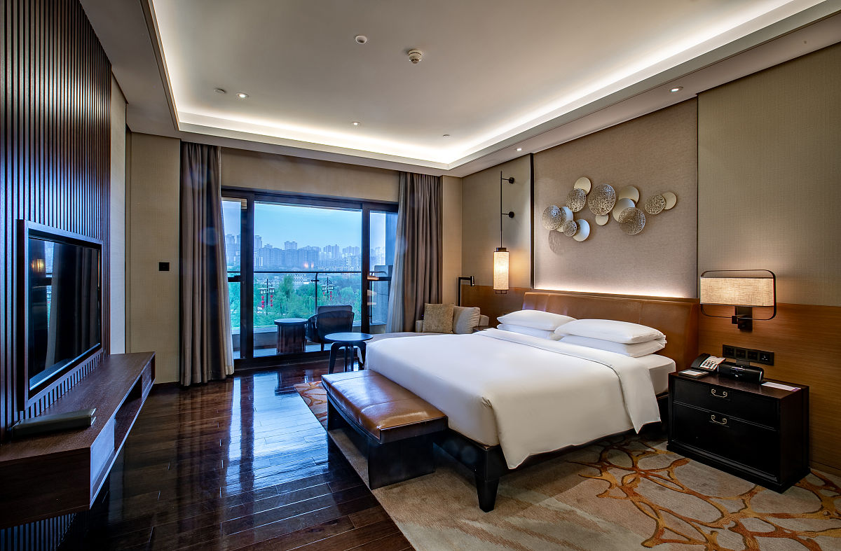 用内行人告诉你西安这些类型酒店性价比高为内容生成一个500字的抖音视频文案