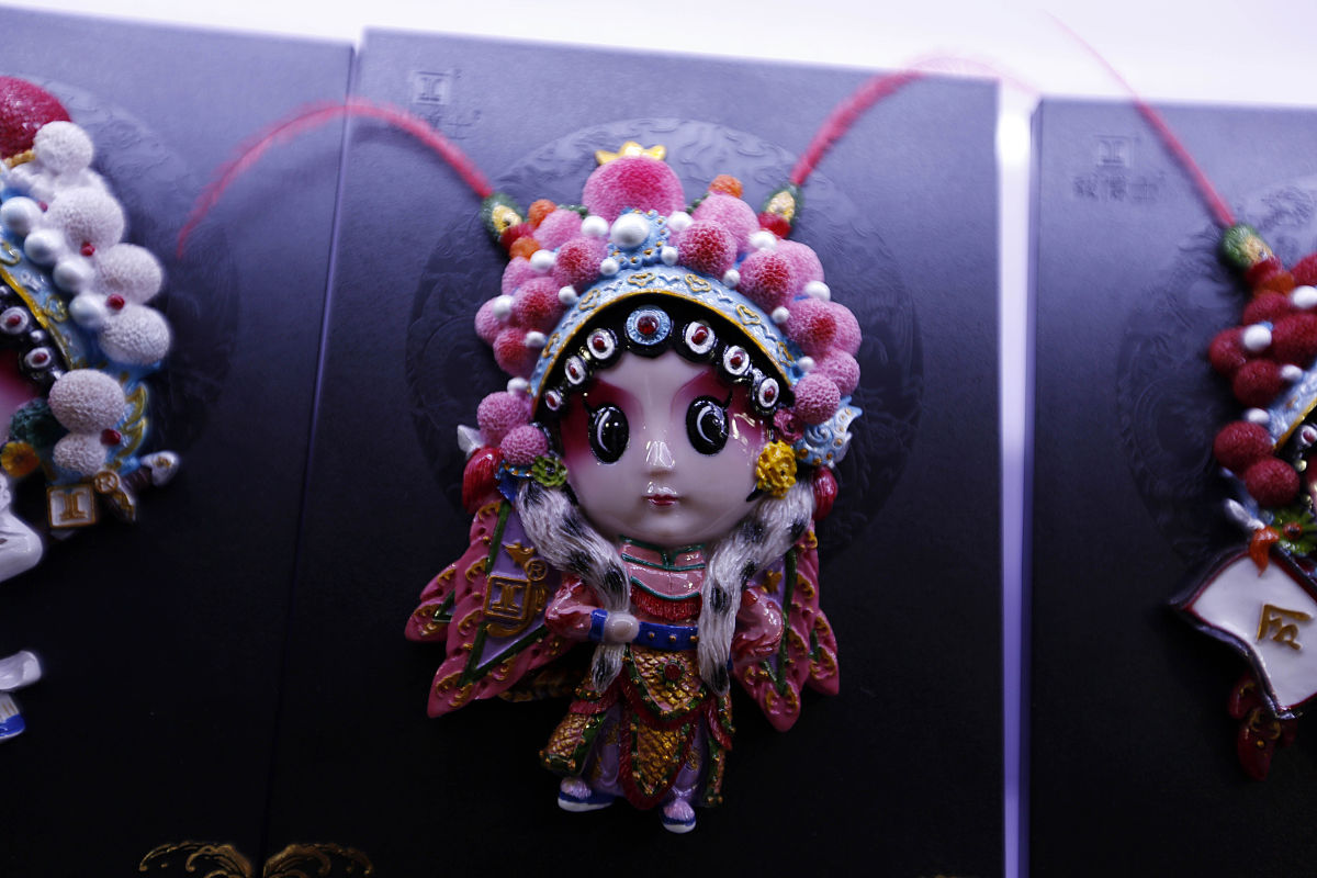 2015年12月13日,北京,北京后海街头的"京味"小饰品.
